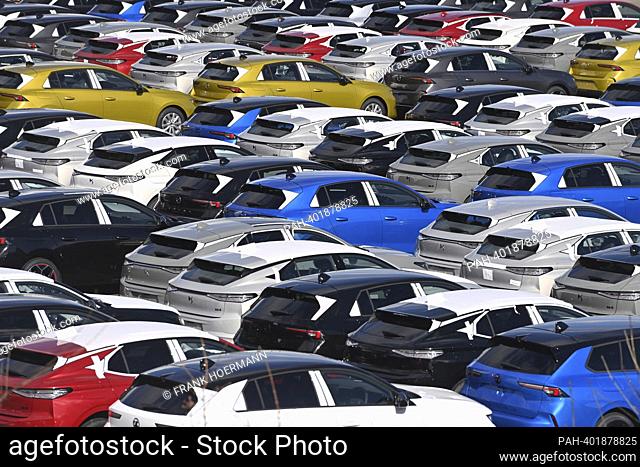 New Opel and Peugeot cars are stockpiled at the Ruesselsheim plant. ?. - Ruesselsheim/Hessen/