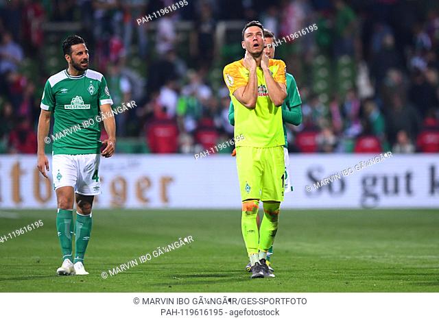 Claudio Pizarro (Werder Bremen, l.) And goalie Jiri Pavlenka (Werder Bremen, r.) Is disappointed after the game. GES / Football / DFB Cup: Werder Bremen - FC...