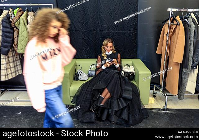 RUSSIA, MOSCOW - 20 de octubre de 2023: Un modelo de mujer se prepara para el Vesna Fashion Show en el centro comercial BoscoVesna de la avenida Novy Arbat para...
