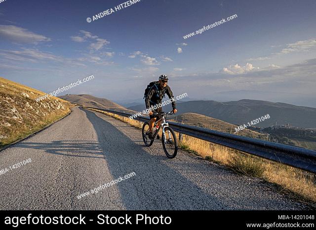 Mountain bikers on a mountain road near Santo Stefano di Sessiano, Abruzzo, Italy