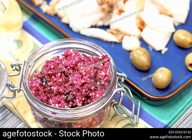 Gebratenes Kabeljaufilet mit Quinoa Salat mit Roter Beete und Chiasamen