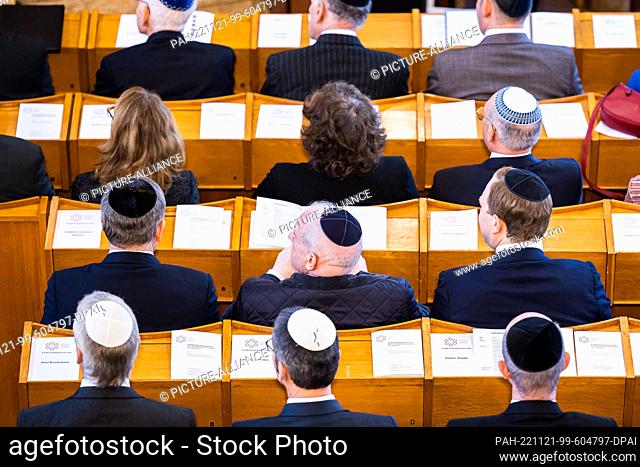 21 November 2022, Lower Saxony, Hanover: Event participants sit during an event for the rabbinic ordination of the Rabbinical Seminary of Berlin in the...