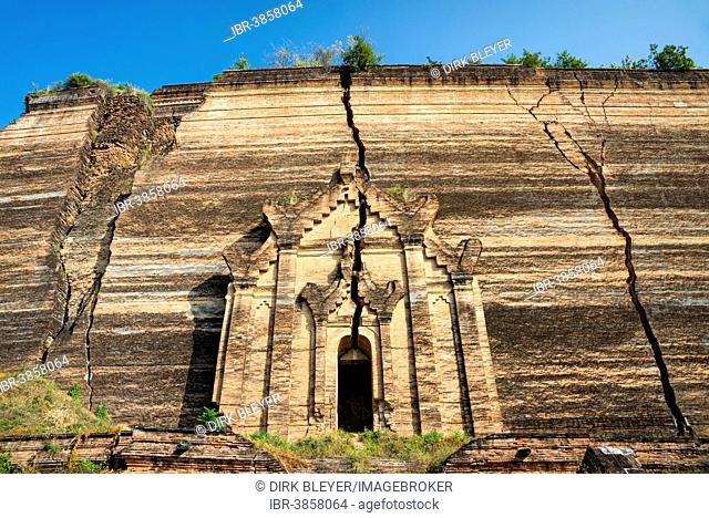 Earthquake cracks, ruins of the unfinished Mingun Pagoda or Pahtodawgyi Pagoda or Pahtodawgyi Paya, Mingun, Sagaing Region, Myanmar