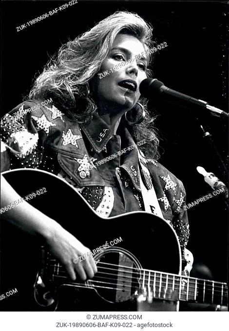 Jun. 06, 1989 - Emmylou Harris; For your filers; American country singer Emmylou Harries at the 5th Swiss Alps Country Music Festival in Grindewald 17th of June