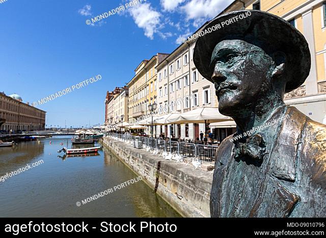 Bronze statue of James Joyce, created by the Trieste sculptor Nino Spagnoli and placed in Ponte Rosso on the Grand Canal in 2004 to commemorate the centenary of...