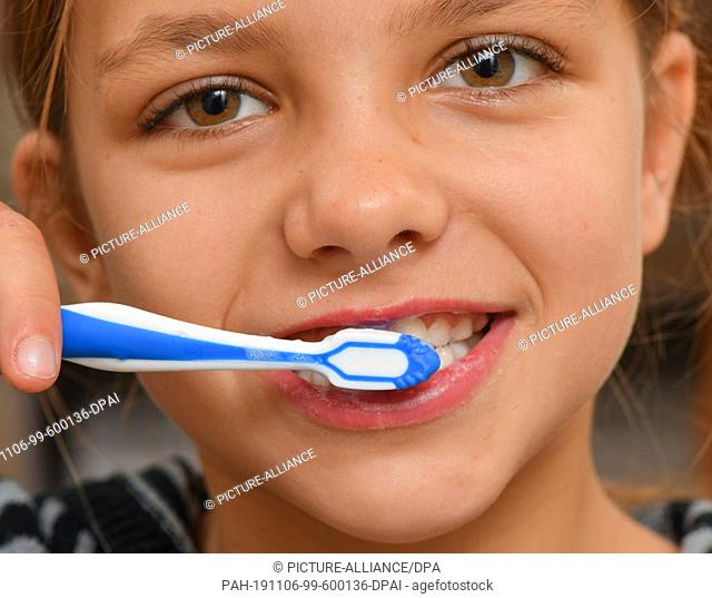 02 November 2019, Brandenburg, Sieversdorf: The nine-year-old girl Mia brushes her teeth. Model Realesed Photo: Patrick Pleul/dpa-Zentralbild/ZB