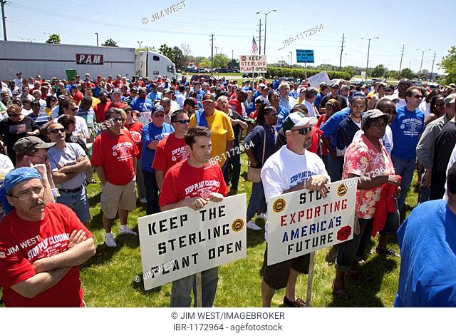 Members of the United Auto Workers rally to keep Chrysler's Sterling Heights Assembly Plant open, Sterling Heights, Michigan, USA