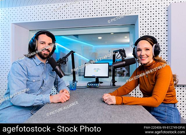 07 March 2022, North Rhine-Westphalia, Cologne: Carolin Kebekus, comedian, and her brother David Kebekus, author, sit in a recording studio during recordings...