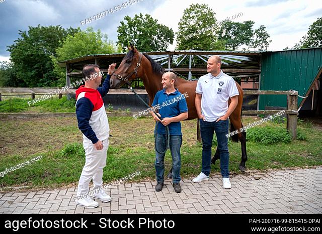 16 July 2020, Brandenburg, Hoppegarten: Bob Hanning (l-r), managing director of Füchse Berlin, Roland Dzubasz, trainer for race horses, and Paul Drux