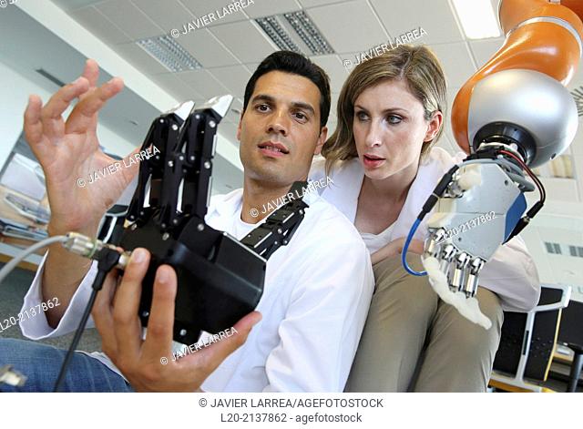 Humanoid robot for automotive assembly tasks in collaboration with people and and LWR robot, using haptic teleoperation with force feedback
