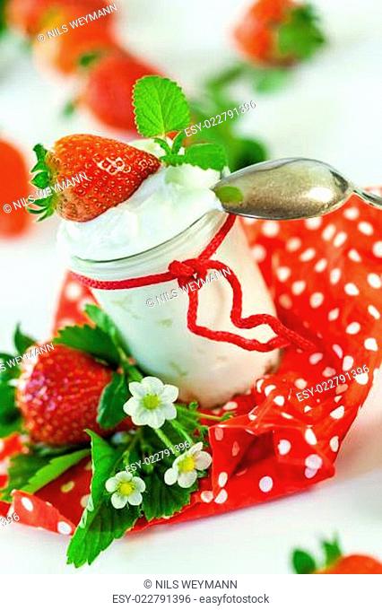 Frischer Joghurt mit Erdbeeren in einem Glas