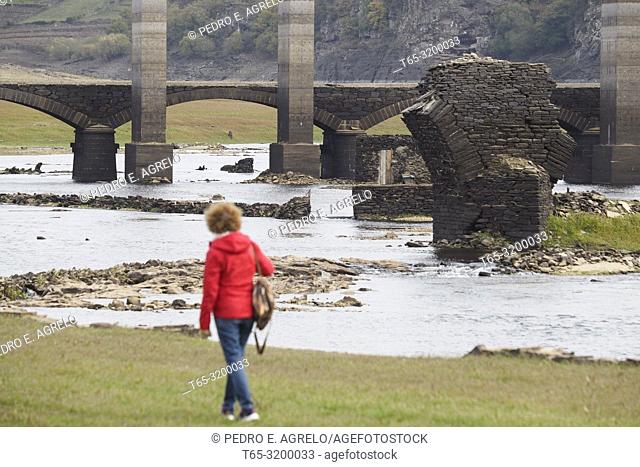 Portomarin, Lugo.- DROUGHT.- The Rio Miño, the largest in Galicia, on its way through the town of Portomarin, Lugo The hydraulic reserve is at 37 of its total...