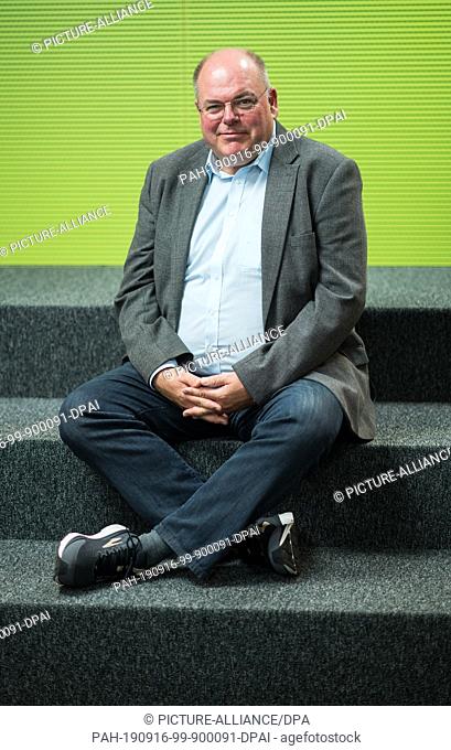 16 September 2019, Hessen, Frankfurt/Main: Walter Kohl, son of the former German Chancellor (CDU), sits on a staircase. He is an honorary patron of the...