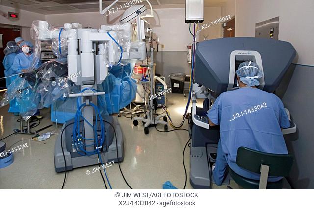 Detroit, Michigan - Dr  Robert Morris performs robotic surgery on a cancer parient at St  John Hospital  The patient is behind the robot, at left