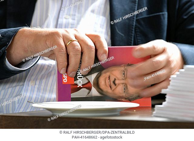 Chairman of the SPD's parliamentary group in the Bundestag, Frank-Walter Steinmeier, holds a stack of autograph cards during an election campaign tour in...