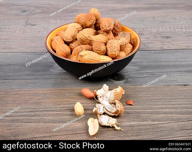 Erdnüsse - Peanuts on wood