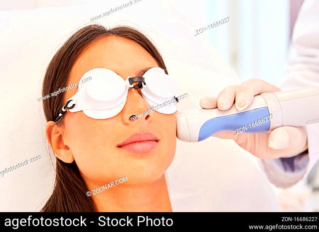 Frau als Patientin bei Hauterneuerung im Gesicht mit einem Laser beim Hautarzt