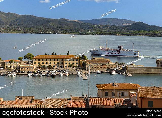 Outgoing ferry at the harbour, Portoferraio, Elba Island, Livorno Province, Tuscany, Italy, Europe