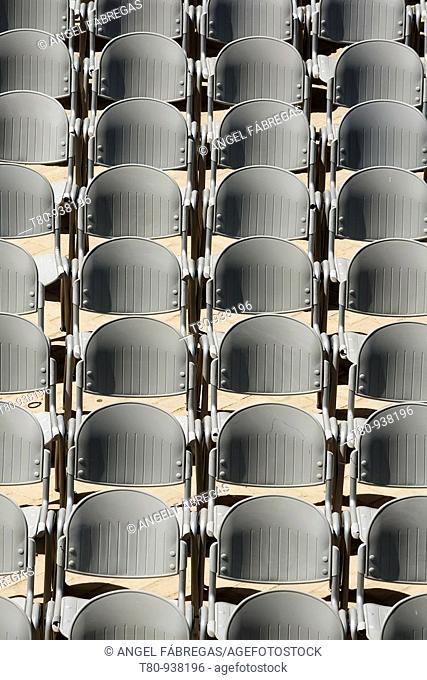 disposicion simetrica de sillas de metal para un espectaculo. symmetrical arrangement of metal chairs for a show