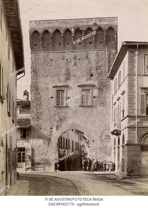 Fiorentina or Levante gate and Corso Vittorio Emanuele, Lastra a Signa, Tuscany, Italy, photograph by Istituto Italiano d'Arti Grafiche, Bergamo, ca 1905