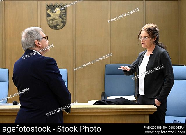 09 January 2020, Hessen, Schwalmstadt: Attorney Karl-Christian Schelzke (l) talks to the senior public prosecutor Kerstin Brinkmeier in the hall of the district...