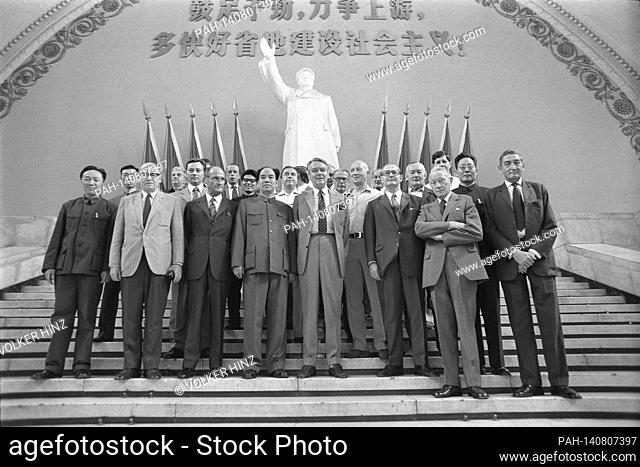 A delegation around the Krupp manager Berthold BEITZ poses for a group photo in front of a Mao statue, Wirtschaftsgespraeche, 30.05
