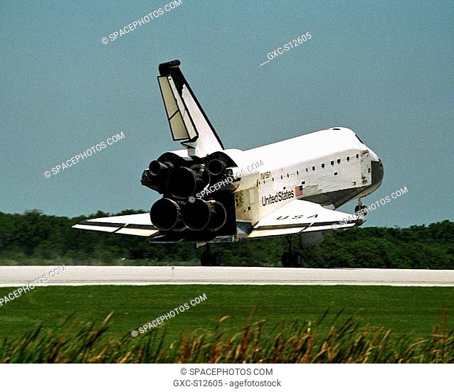 05/03/1998 --- The orbiter Columbia approaches touchdown on Runway 33 of KSC's Shuttle Landing Facility to complete the nearly 16-day STS-90 mission