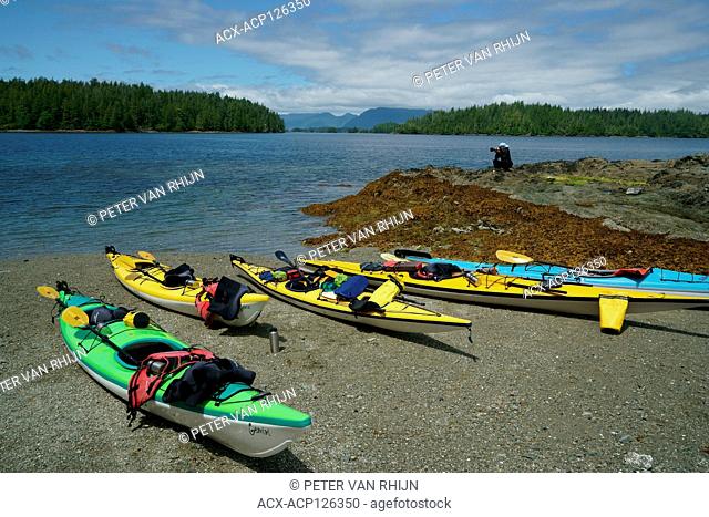 Kayak expedition on a lunch break at the Broken Islands outside Ucluelet, Pacific Rim National Park, British Columbia