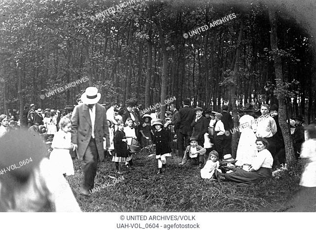 Gruppe der Naturfreunde Cöln bei einem Frühlingsfest, Deutschland 1910er Jahre. Group of Naturfreunde Coeln having a spring time party, Germany 1910s