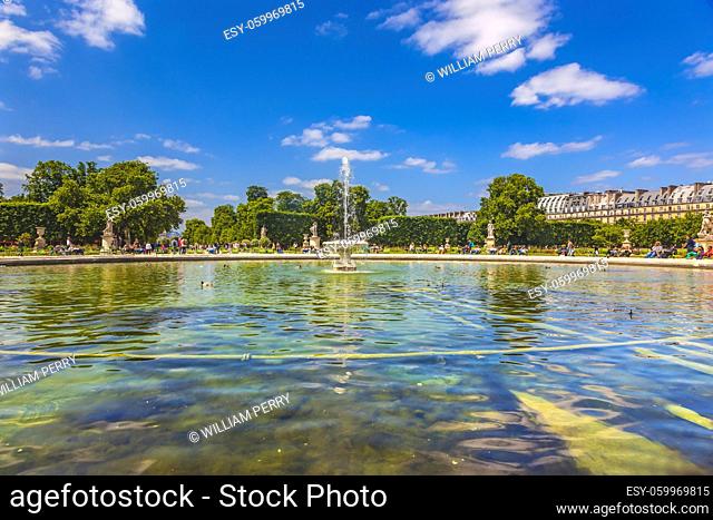Fountain Big Blue Lake Tourists Statues Tuileries Garden Paris France