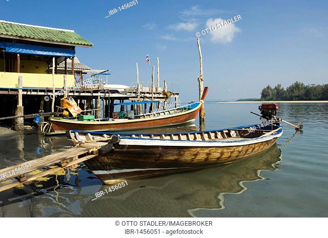 Long tail boat, fishing boat at the pier, Saladan Village, island of Ko Lanta, Koh Lanta, Krabi, Thailand, Asia