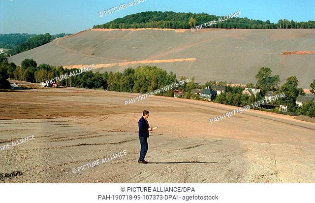 FILED - 01 January 1992, Berlin, Aue: Saxony / GDR / Energy / 1992 Uranium dumps in Schlema near Aue, measurement of radioactivity