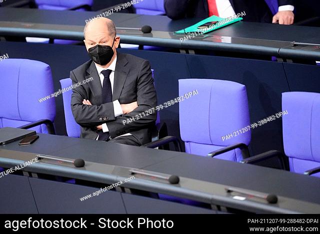 07 December 2021, Berlin: Olaf Scholz (SPD), Chancellor-designate, sits next to the empty seat for the Chancellor and attends the session in the Bundestag