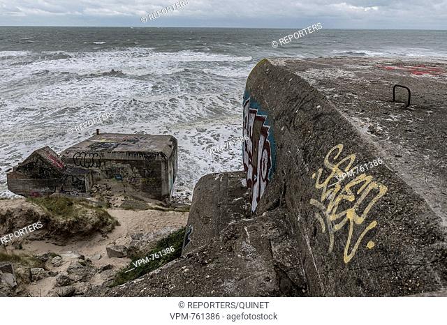 Bray-Dunes - 19 october 2016 La cote et les ruines du mur de l'Atlantique de deuxième guerre mondiale. In de duinen, langs het strand van Zuidcoote