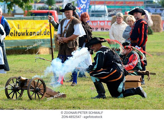 Traditions- und Schützenvereine präsentieren historische Kanonen bei der Kaltblutschau Titanen der Rennbahn