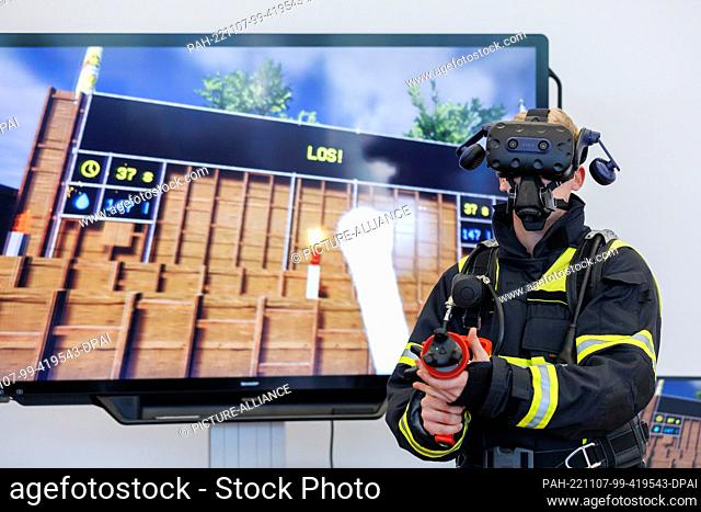 07 November 2022, Bavaria, Würzburg: Alexander Schweigert, an instructor at the Würzburg State Fire School, demonstrates virtual training for indoor...