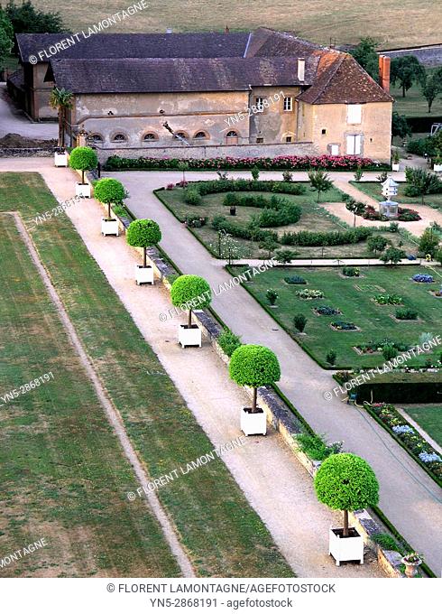 Vue en hauteur des jardins 'a la francaise' du chateau de Digoine, Palinges, Saone et Loire, Bourgogne, France