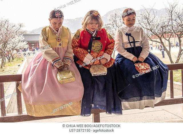 Young girls in Korean traditional costumes at Gyeongbokgung Palace, Seoul, Korea