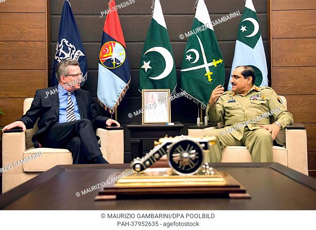 Bundesverteidigungsminister Thomas de Maiziere (CDU, l) spricht am 07.03.2013 in Islamabad (Pakistan) mit dem pakistanischen Generalinspekteur der Armee