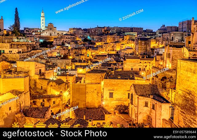 Blick auf die schöne Altstadt von Matera in Süditalien bei Sonnenaufgang