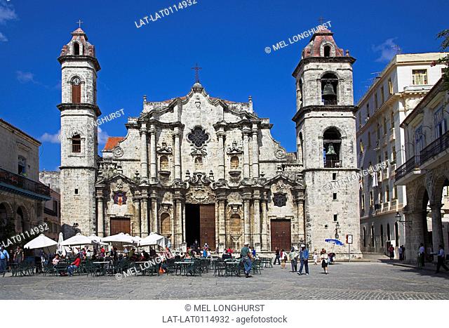 Catedral de La Habana, San Cristobal Cathedral is in the Plaza de la Catedral. There is a cafe in the square