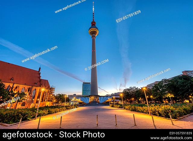 Der Alexanderplatz in Berlin mit dem berühmten Fernsehturm vor Sonnenaufgang