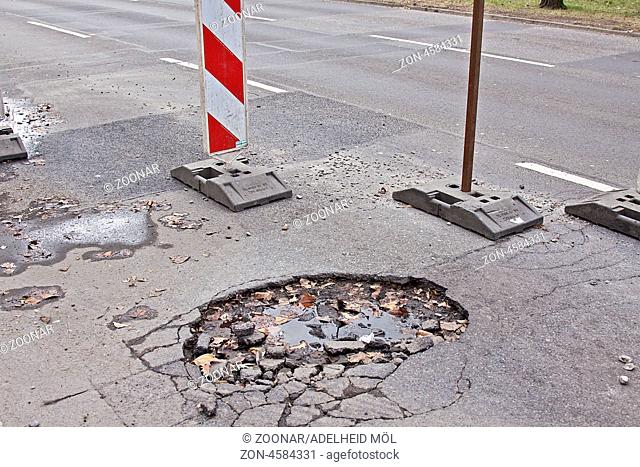 Schlaglöcher, Berlin, Deutschland Potholes, Berlin, Germany