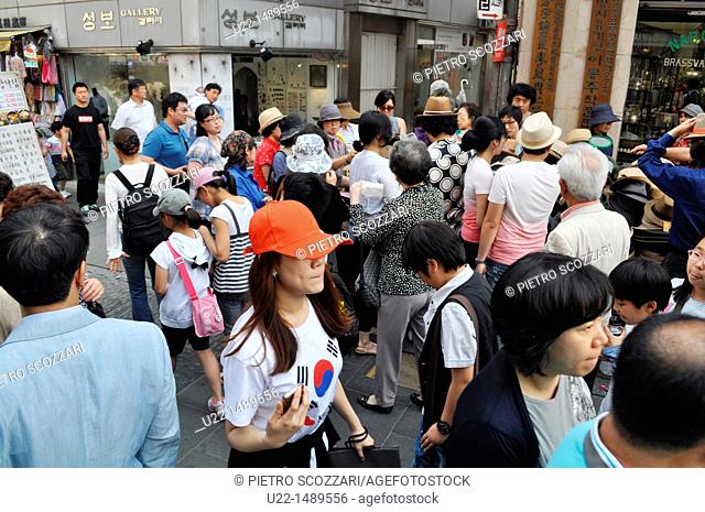Seoul (South Korea): pedestrians in Insadong