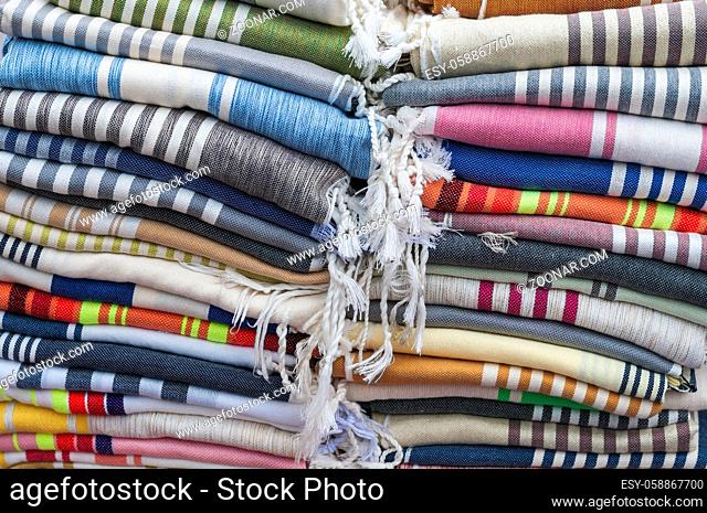 Hintergrund aus verschiedenen bunten Schals aus Baumwolle