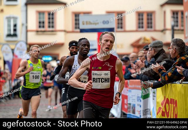 31 December 2022, Rhineland-Palatinate, Trier: Richard Ringer (LC Rehlingen) runs at the New Year's Eve run Trier in the ""race of the aces) over 8000 meters...
