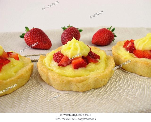Pudding tartlets with strawberries