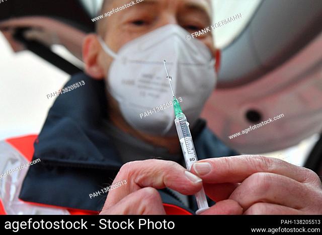 Topic picture Corona vaccination center / mobile vaccination team. A Johanniter doctor from a mobile vaccination team is preparing a vaccination