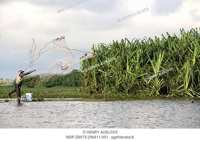 Thailand, Patthalung, Tale Noi, Fisherman with cast net