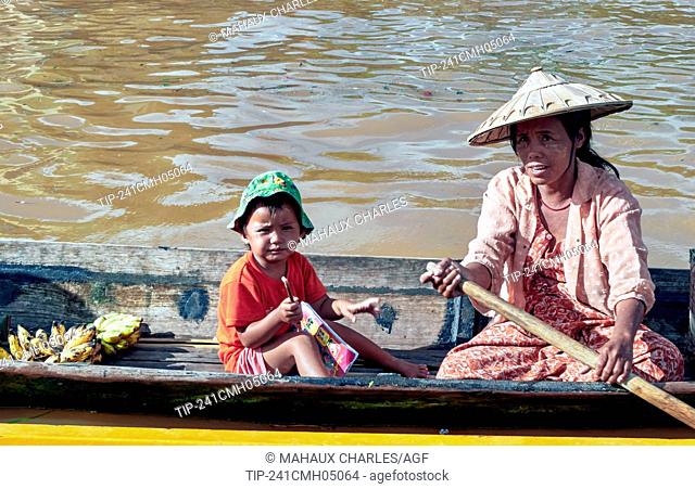 Asie Myanmar, Shan States, Inle Lake, High Angle View Of Mother Oaring Boat With Boy In Inle Lake